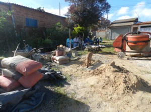 Trabalhadores aguardam máquinas e obras não podem ser retomadas. Foto: João Paulo Monteiro