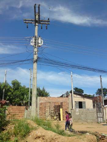 Poste de luz ameaça cair sobre casa devido à erosão causada pelas chuvas. Foto: João Paulo Monteiro