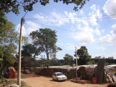 Em uma mesma área da rua, é possível ver a diferença entre os postes de distribuição de energia dos dois lados. Foto: Amanda Moura/VozdoNicéia