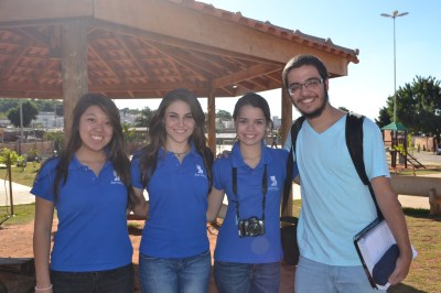 A equipe da Jornal Júnior que participou da entrega era composta por: Paula Nishi, Julia Golçalvez, Tamiris Volcean e Gustavo Guimarães. Foto: Caroline Braga/VozdoNicéia