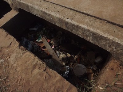 O acúmulo de lixo em bueiros provoca enchentes e alagamento das ruas. Foto: Nathalie Caroni/VozdoNicéia