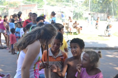 Na sombra da árvore, os sorrisos das crianças alegravam a fila. Curiosas, tentavam entender o dread da repórter Laura.