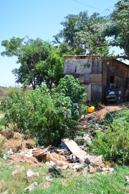 Casa de Xeila corre risco de desabamento devido ao buraco. Foto: Daniela Arcanjo e Matteus Corti/VozdoNicéia