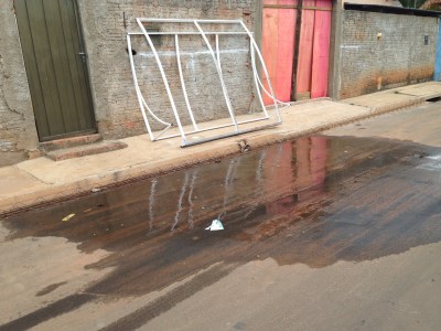 Há vazamentos nas ruas 2, 3 e 4. Esse da rua 2 existe há 15 dias. Foto: Bárbara Paro Giovani/VozdoNicéia