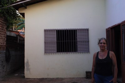 A moradora Adriana dedicou muito trabalho na reforma e melhoria de sua casa, mas sente a falta da segurança de um documento oficial de posse. Foto: Daniela Arcanjo/VozdoNicéia