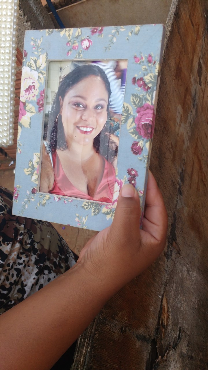 hoje-ela-vende-algumas-confeccoes-como-moldura-de-porta-retratos