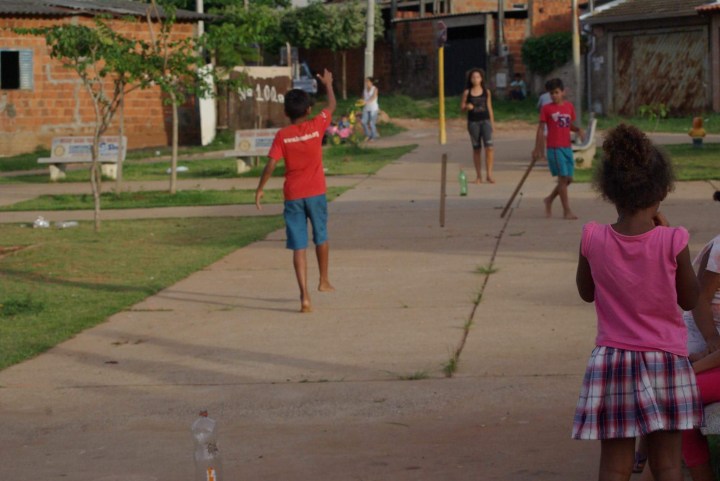 criancas-jogam-bets-na-praca-brincadeira-comum-no-bairro