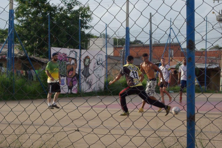 moradores-jogando-futebol-em-uma-sexta-feira-a-tarde