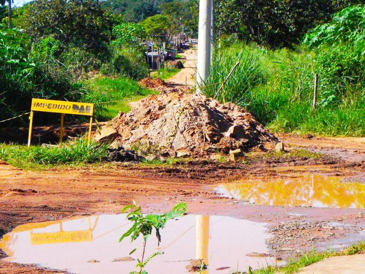 poças se acumulam na área interditada