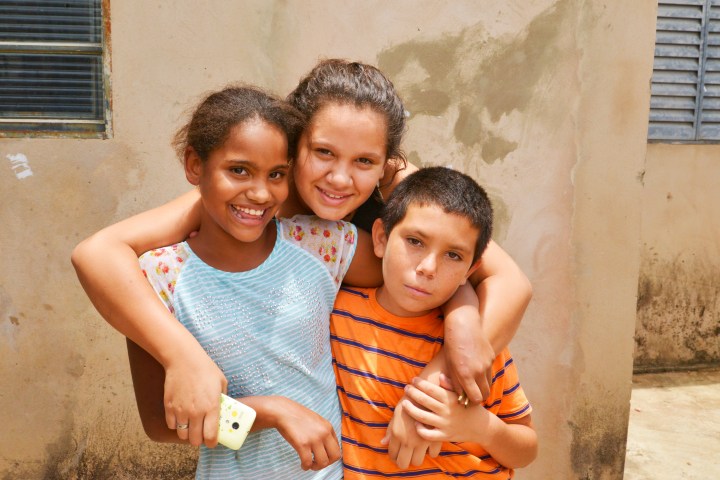 Maria Clara, 10 anos_ Lavínia, 12 anos_ Gustavo, 11 anos