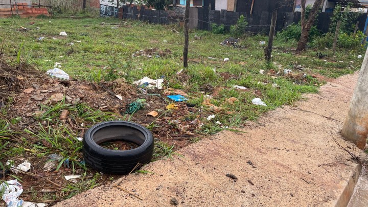 Pneu descartado entre lixo