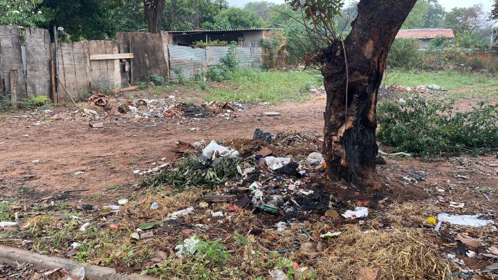 Terreno baldio com acúmulo de lixo
