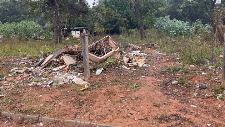 Terreno baldio com entulho