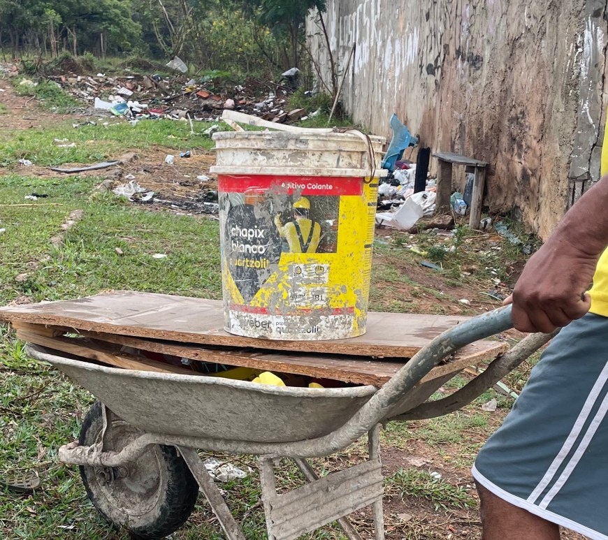 Carrinho de mão com entulho