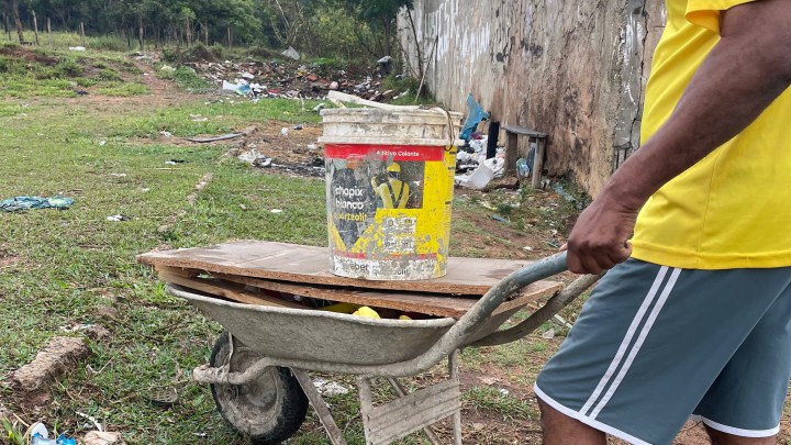 Carrinho de mão com entulho
