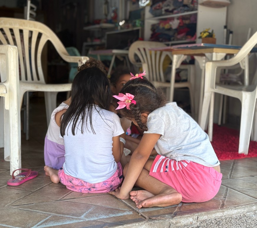 Crianças brincando no celular no Jardim Nicéia